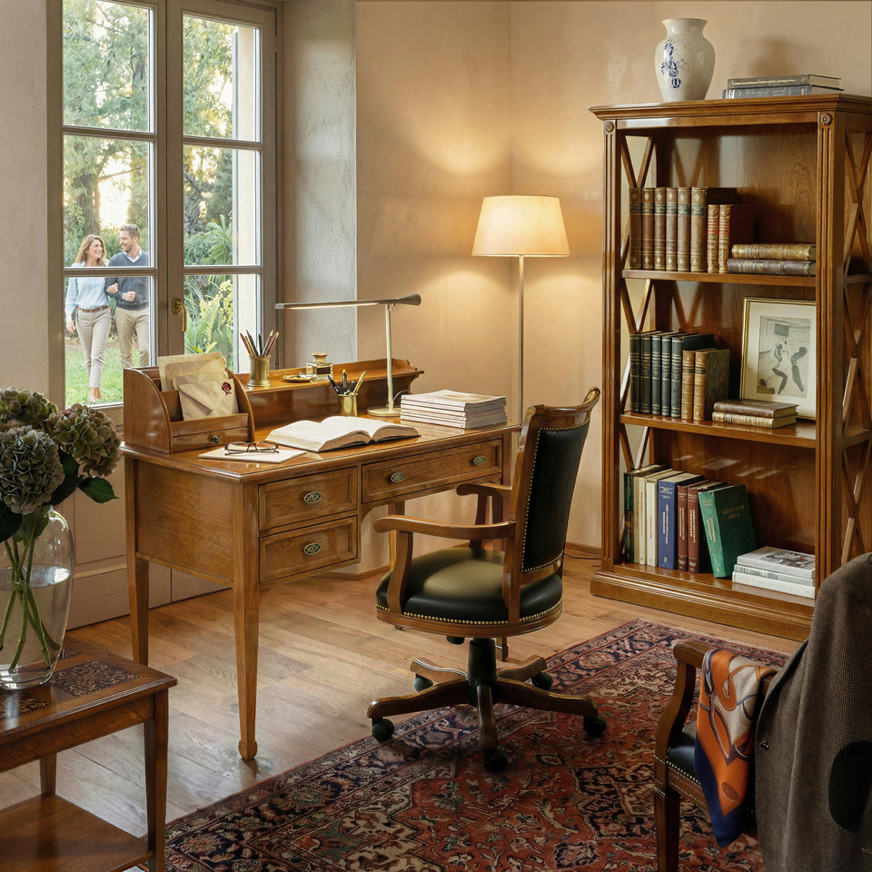 Klassisches Tiziano-Studio mit Lederschreibtisch mit Aufsatz, Capitonné-Sessel und mittlerem Bücherregal mit offenen Seiten Piombini