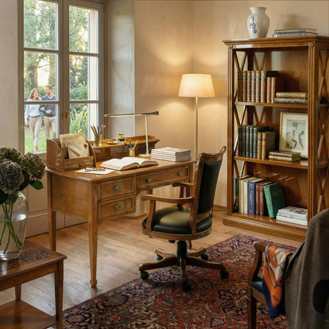 Studio classico Tiziano con scrivania in pelle con alzatina, poltrona capitonné e libreria media con fianchi aperti Piombini