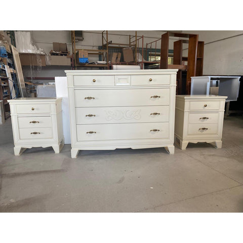 Il gruppo Arte D’Este in versione Outlet si mostra in tutta la sua eleganza artigianale: comò P3102/L/26 e comodini P3100/L/26 in finitura Burro Consumato, lavorati a mano con dettagli in legno e decoro centrale. Un’espressione autentica di bellezza italiana, capace di arredare con armonia e delicatezza.