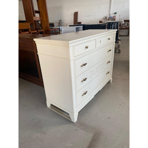 Comò classico in legno colore Burro, codice P3102/L/26, in versione Outlet: eleganza sobria, finiture delicate, linee pulite. Artigianalità Piombini che arreda con carattere e delicatezza.