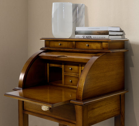 Dettaglio bureau piccolo classico Collezione Tiziano, finitura artigianale in legno di noce con serrandina scorrevole e cassettini interni – RH781