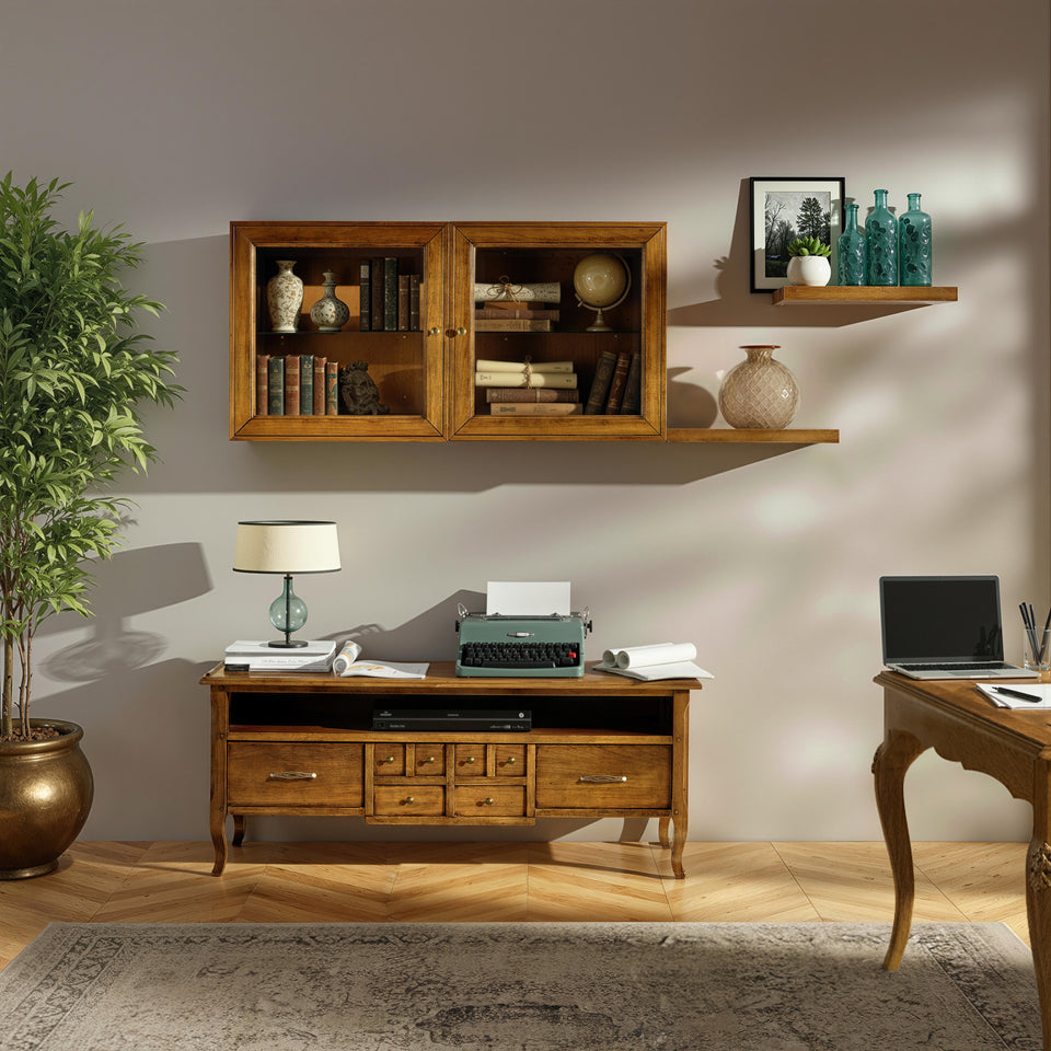 Studio-Tisch Tiziano mit Untergestell, Vitrinen-Hängeschrank mit Glastüren und Regalen. Von den Piombini-Meisterhandwerkern gefertigt, um Eleganz und Funktionalität in den Wohnbereich zu bringen.
