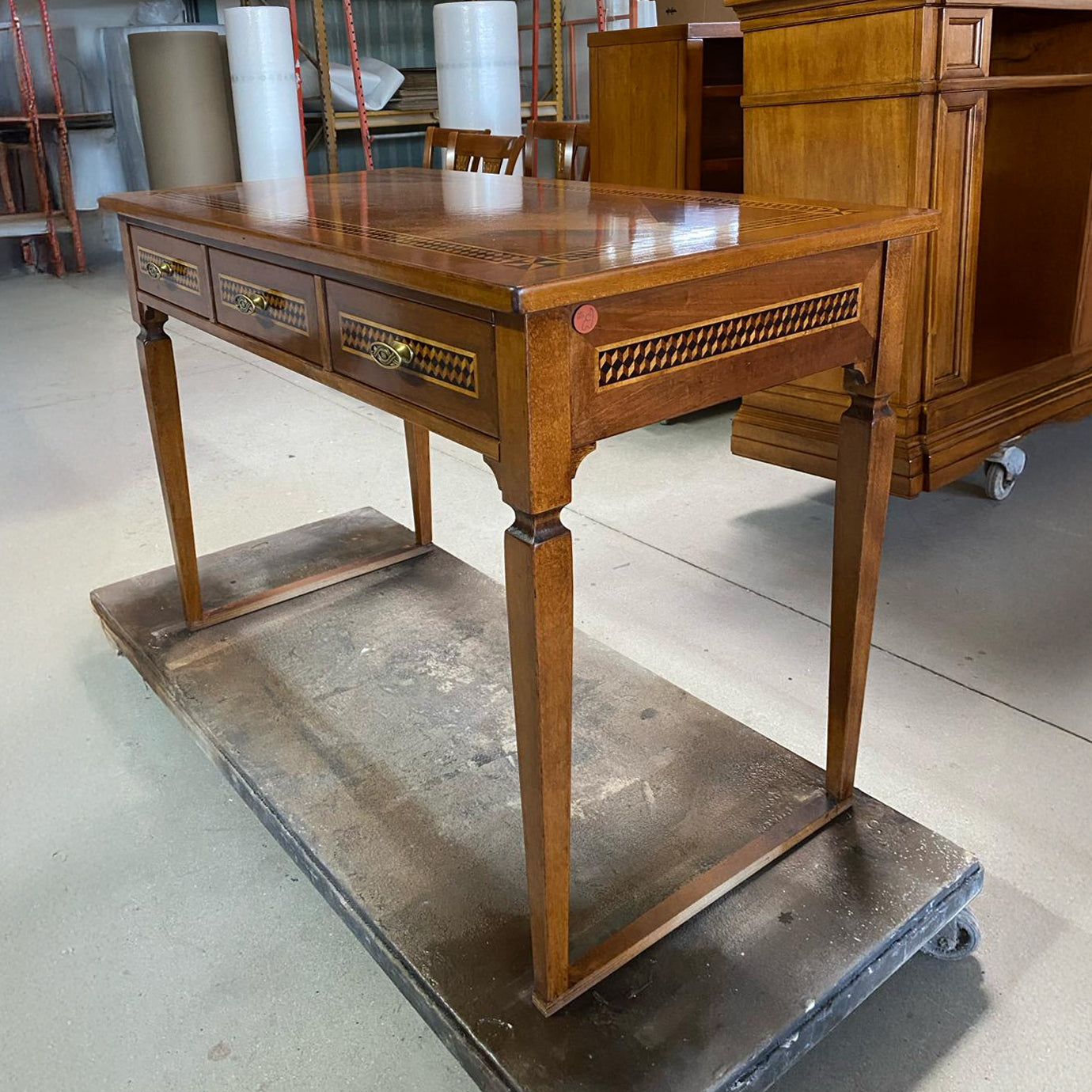 Console classica Tiziano RH755: legno intarsiato, 3 cassetti artigianali, eleganza senza tempo. Una console classica raffinata, in legno intarsiato con 3 cassetti artigianali. Linee eleganti, dettagli preziosi e tutta l’eccellenza Piombini racchiusa in un arredo di classe.