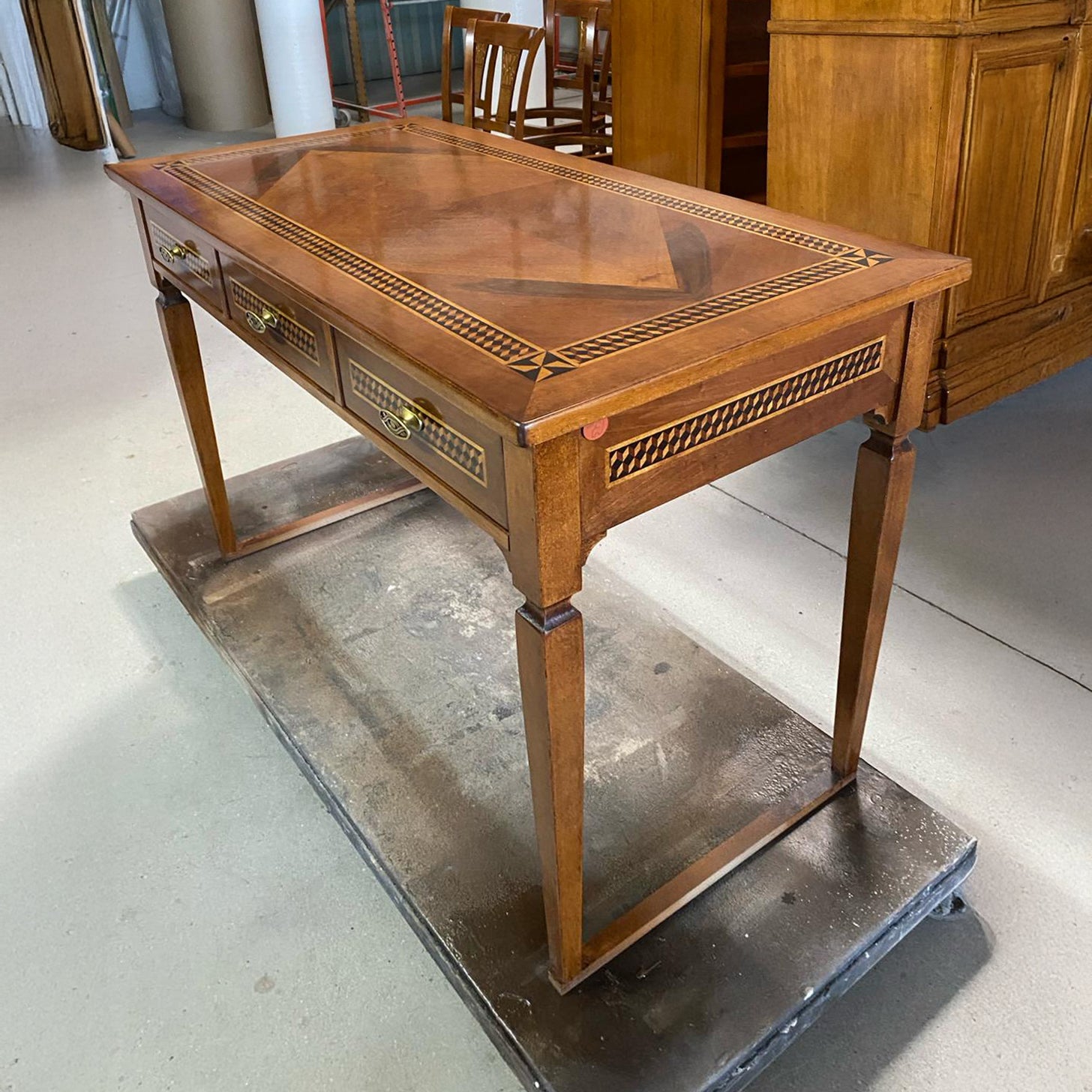 Console classica Tiziano RH755: legno intarsiato, 3 cassetti artigianali, eleganza senza tempo. Una console classica raffinata, in legno intarsiato con 3 cassetti artigianali. Linee eleganti, dettagli preziosi e tutta l’eccellenza Piombini racchiusa in un arredo di classe.