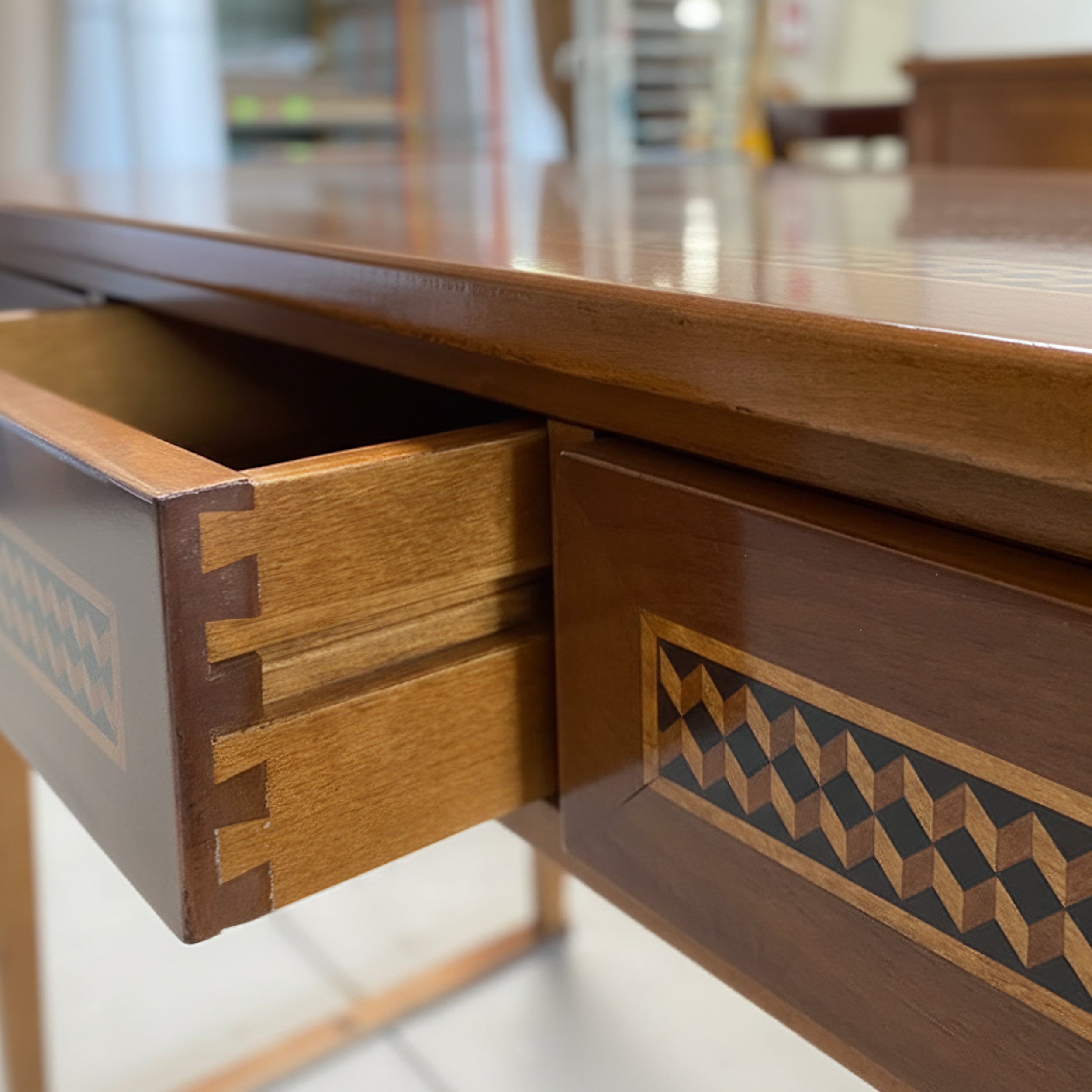 Console classica Tiziano RH755: legno intarsiato, 3 cassetti artigianali, eleganza senza tempo. Una console classica raffinata, in legno intarsiato con 3 cassetti artigianali. Linee eleganti, dettagli preziosi e tutta l’eccellenza Piombini racchiusa in un arredo di classe.