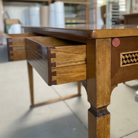 Console classica Tiziano RH755: legno intarsiato, 3 cassetti artigianali, eleganza senza tempo. Una console classica raffinata, in legno intarsiato con 3 cassetti artigianali. Linee eleganti, dettagli preziosi e tutta l’eccellenza Piombini racchiusa in un arredo di classe.