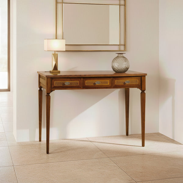 Console classica Tiziano RH755: legno intarsiato, 3 cassetti artigianali, eleganza senza tempo. Una console classica raffinata, in legno intarsiato con 3 cassetti artigianali. Linee eleganti, dettagli preziosi e tutta l’eccellenza Piombini racchiusa in un arredo di classe.
