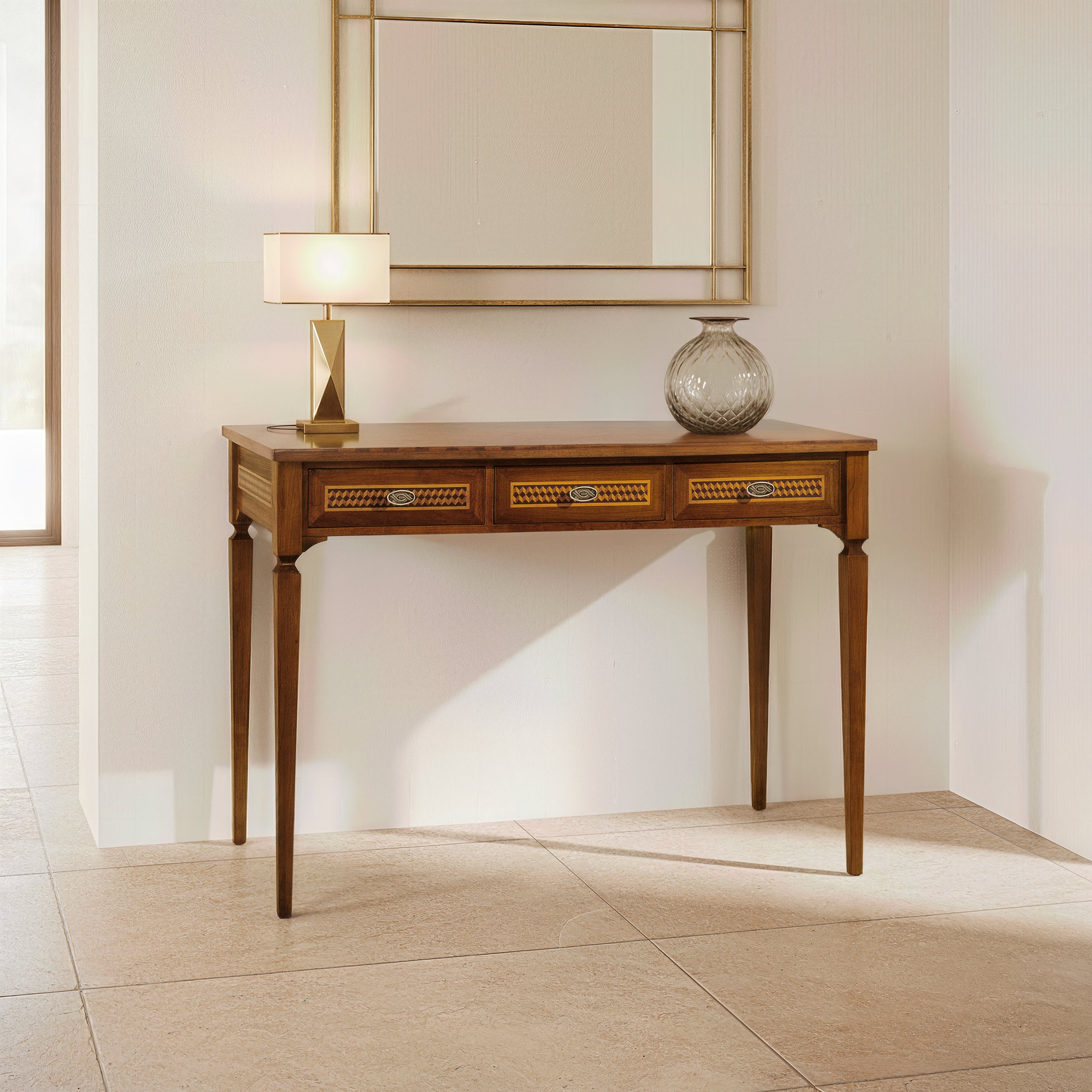 Consolle classica da ingresso Tiziano RH755 in legno intarsiato con tre cassetti, fotografata in un ambiente elegante.