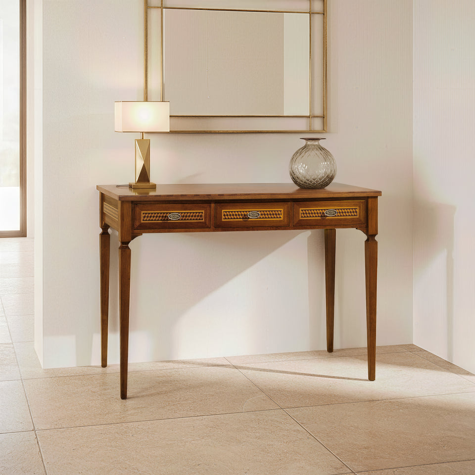 Consolle classica da ingresso Tiziano RH755 in legno intarsiato con tre cassetti, fotografata in un ambiente elegante.