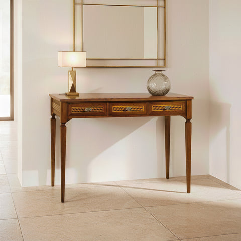 Consolle classica da ingresso Tiziano RH755 in legno intarsiato con tre cassetti, fotografata in un ambiente elegante.