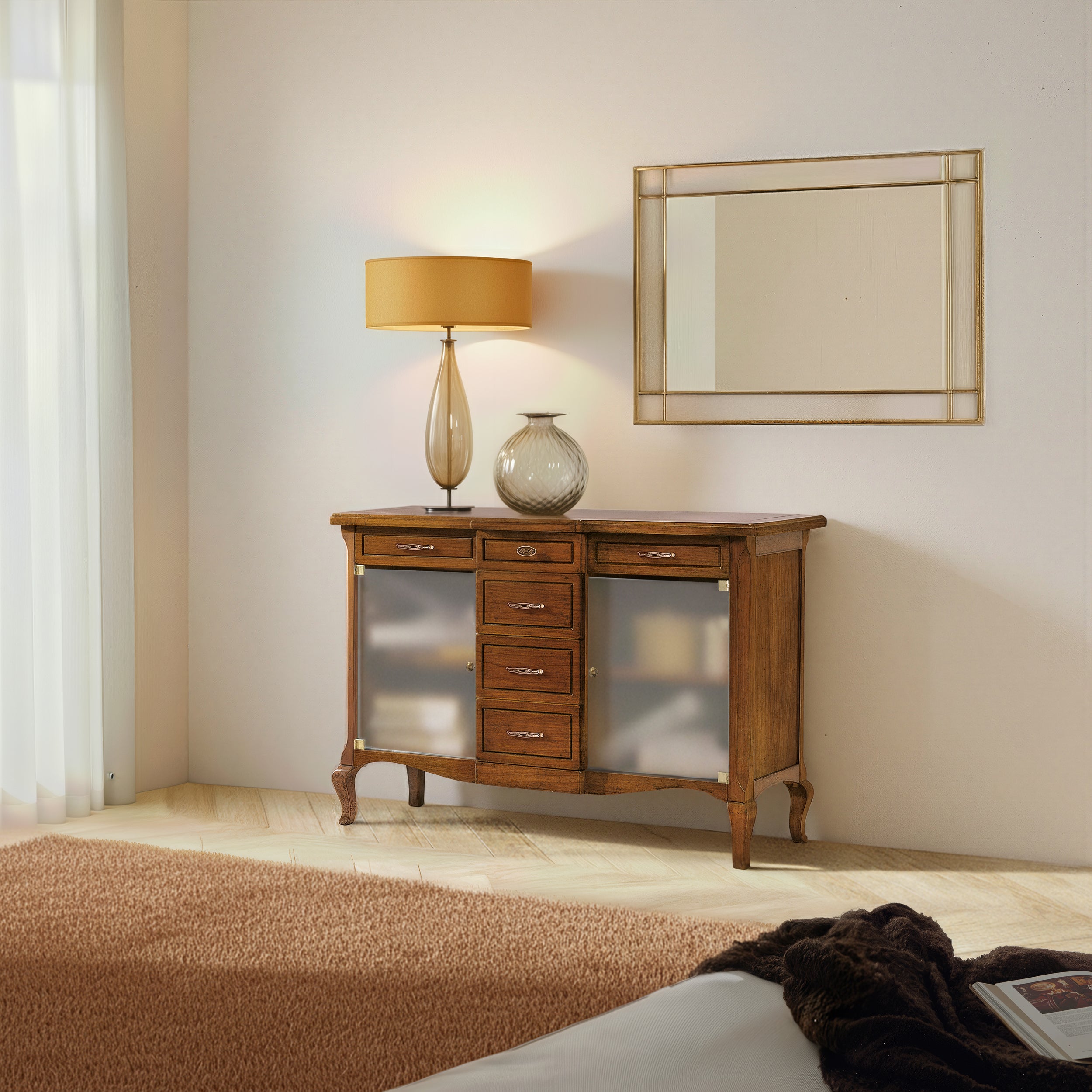 Una consolle classica raffinata, con sei cassetti e due ante in vetro satinato che alleggeriscono la struttura e donano luce agli ambienti. Funzionalità ed eleganza artigianale in un unico mobile firmato Piombini.