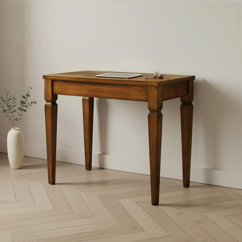 Mobile Piombini: consolle tavolo rettangolare allungabile Tiziano chiusa nella misura 90 × 50 cm, vista di tre quarti in finitura Bassano Chiaro Anticato, con tablet e chiavi sul piano, vaso decorativo e parquet a spina di pesce – RH970