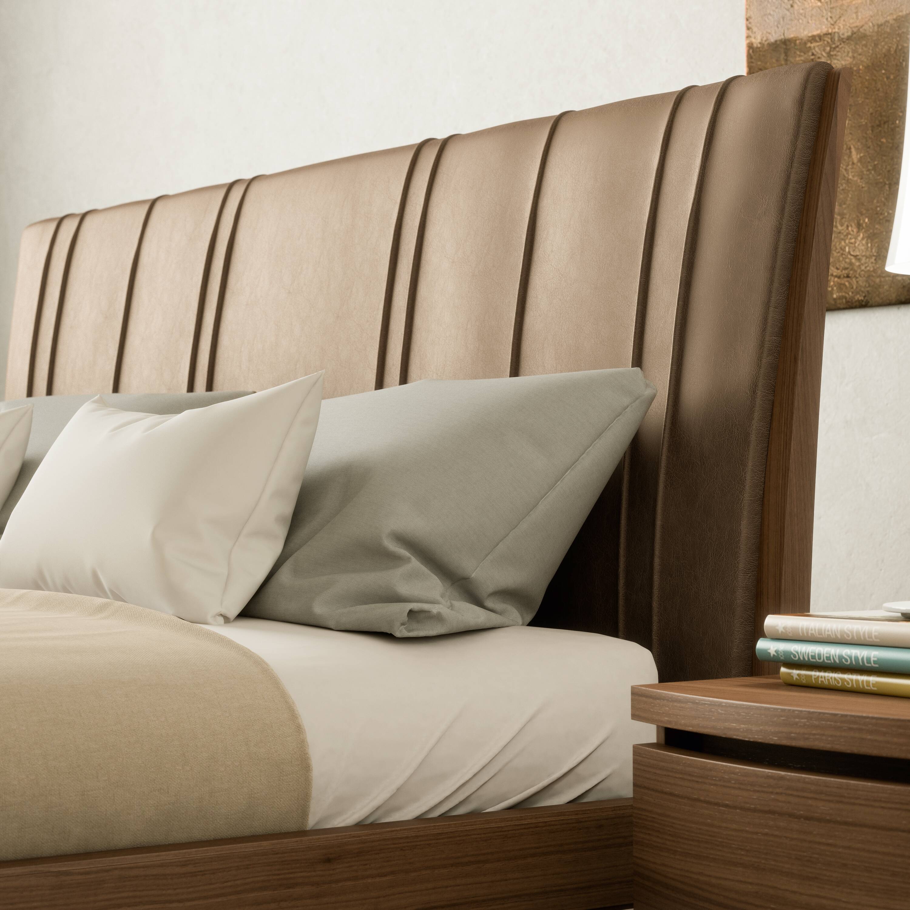 Dettaglio della testiera imbottita in pelle tortora con cuciture verticali del letto in legno della collezione Modigliani. Design elegante e artigianato italiano.