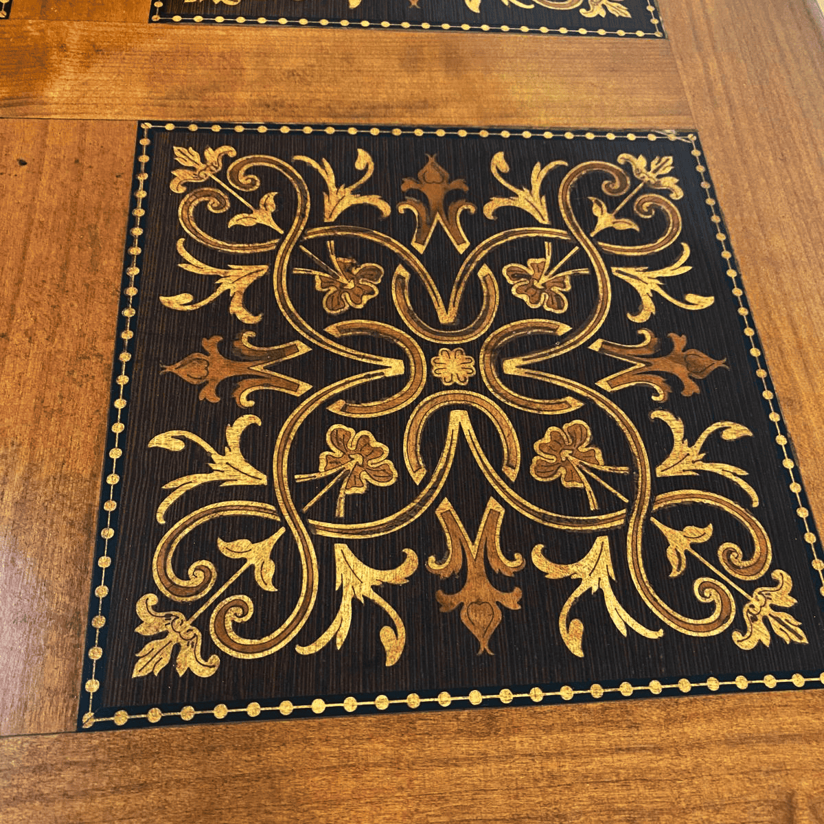 Dettaglio del decoro sul top del tavolino Piombini collezione Arte Tiziano, sinonimo di cura e maestria artigianale italiana.