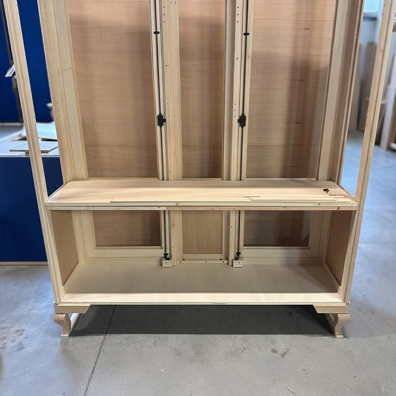 Dettaglio piede vetrina classica RH607 in legno massello sagomato lavorazione artigianale collezione Tiziano