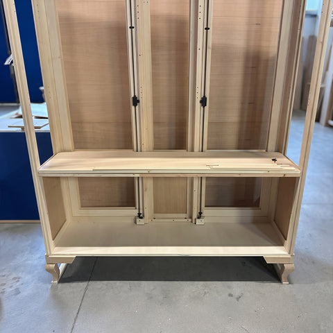 Dettaglio piede vetrina classica RH607 in legno massello sagomato lavorazione artigianale collezione Tiziano