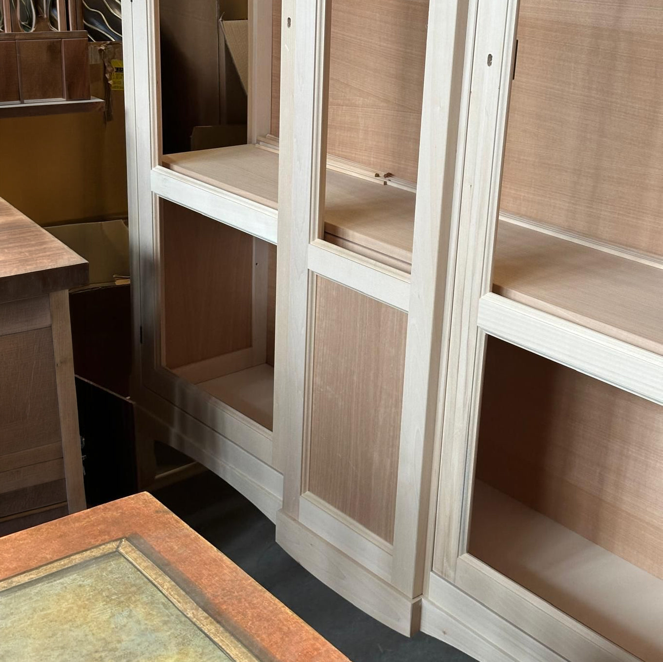 Dettaglio struttura vetrina RH607 con telaio in legno massello e pannellature assemblate lavorazione artigianale Tiziano