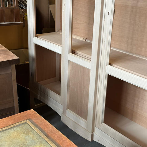 Dettaglio struttura vetrina RH607 con telaio in legno massello e pannellature assemblate lavorazione artigianale Tiziano