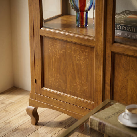 Dettaglio vetrina classica RH607 in legno massello con intarsio floreale in acero e piede sagomato lavorazione artigianale collezione Tiziano