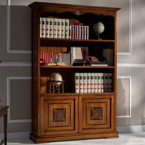 Libreria classica Tiziano RH6176 a due ante con eleganti intarsi, ripiani a giorno e struttura in legno, realizzata artigianalmente da Piombini per arredare studi classici, uffici di rappresentanza e ambienti di prestigio.
