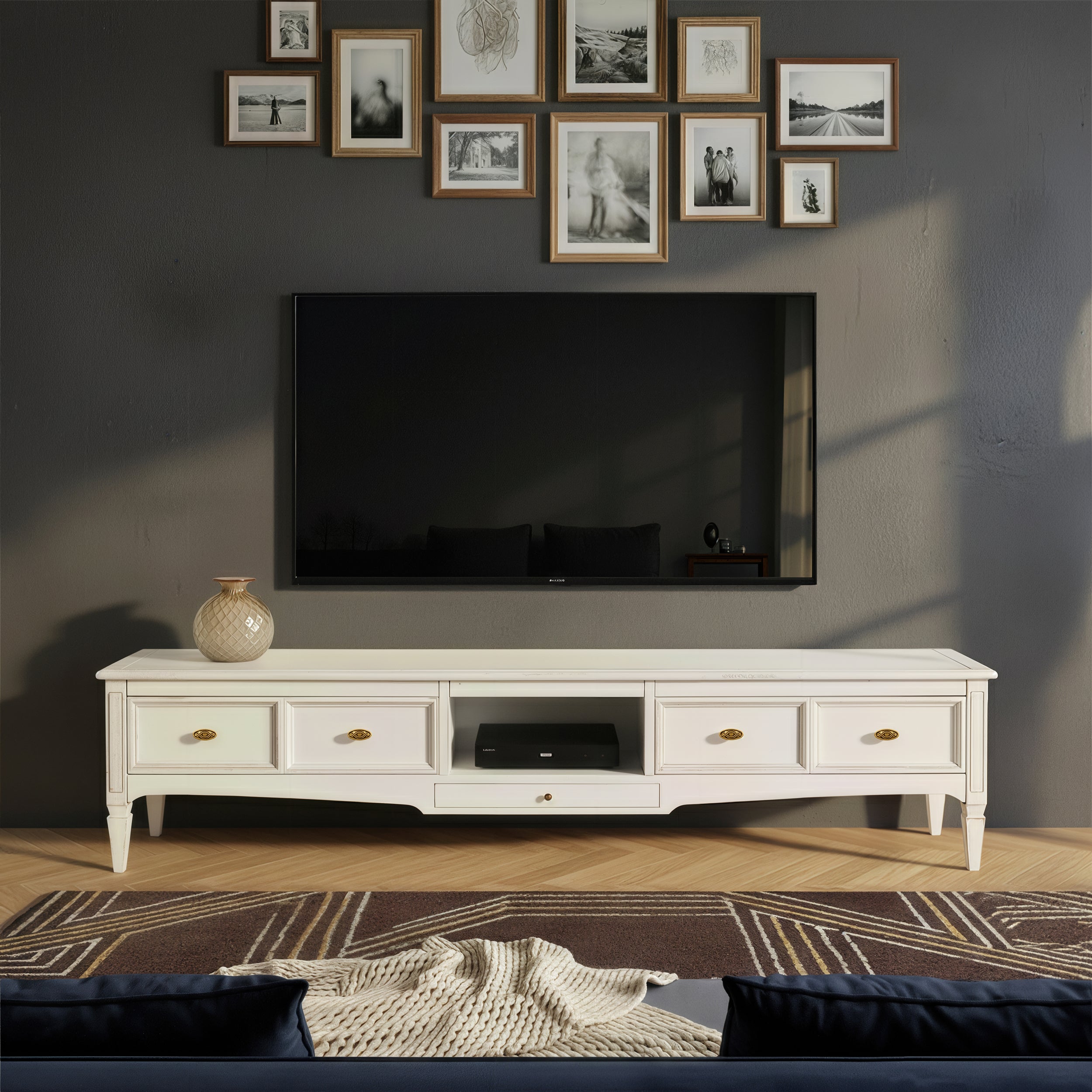 Porta TV classico Tiziano con due cassetti e vano giorno, realizzato a mano dai maestri artigiani Piombini. Eleganza e tradizione che arricchiscono il soggiorno.