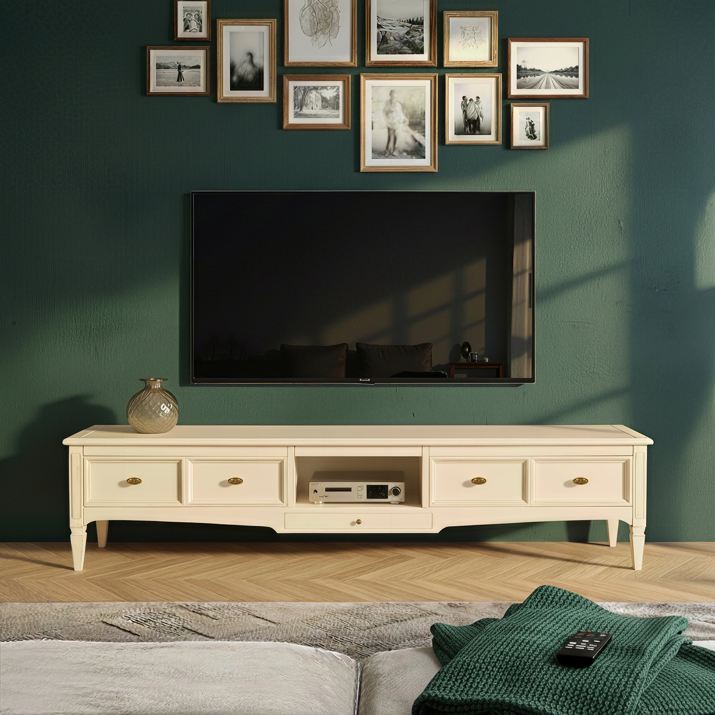 Porta TV classico Tiziano con due cassetti e vano giorno, realizzato a mano dai maestri artigiani Piombini. Eleganza e tradizione che arricchiscono il soggiorno.