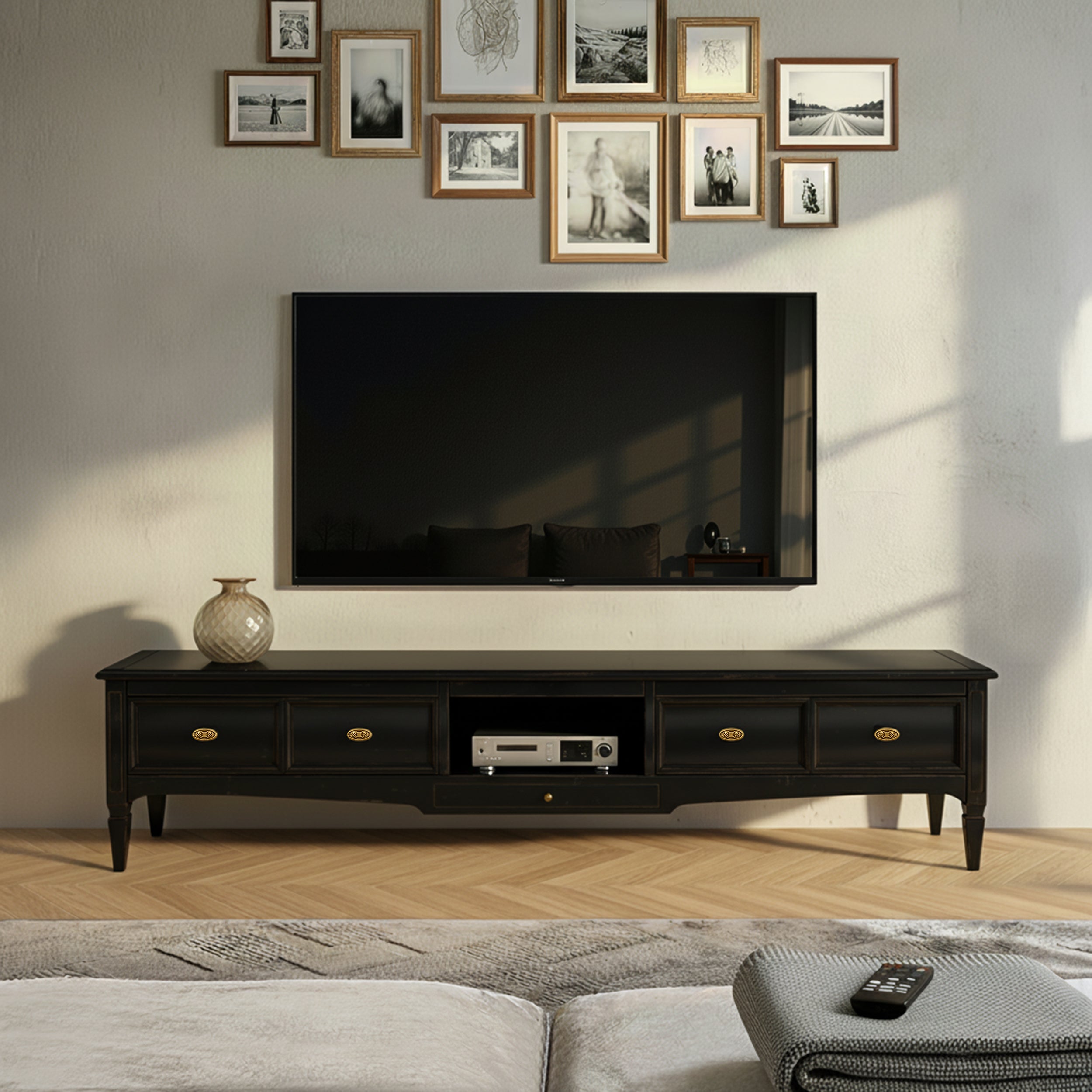 Porta TV classico Tiziano con due cassetti e vano giorno, realizzato a mano dai maestri artigiani Piombini. Eleganza e tradizione che arricchiscono il soggiorno.