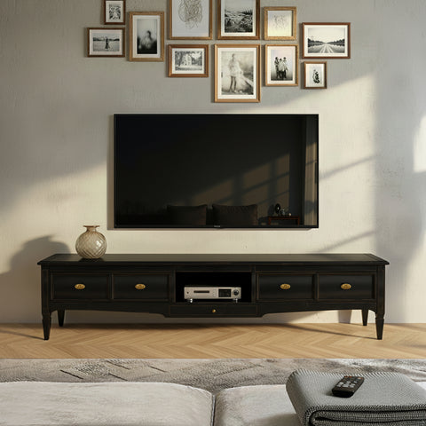 Porta TV classico Tiziano con due cassetti e vano giorno, realizzato a mano dai maestri artigiani Piombini. Eleganza e tradizione che arricchiscono il soggiorno.