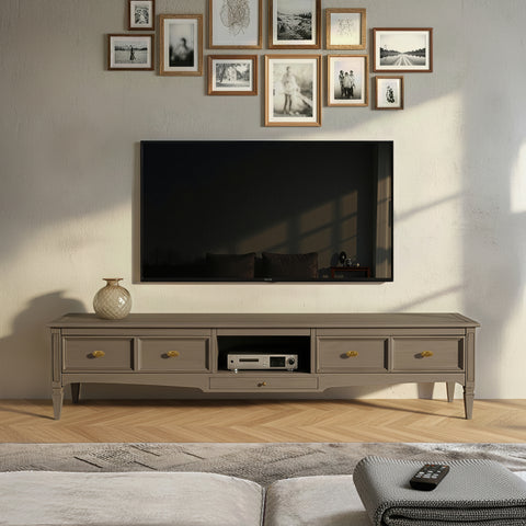 Porta TV classico Tiziano con due cassetti e vano giorno, realizzato a mano dai maestri artigiani Piombini. Eleganza e tradizione che arricchiscono il soggiorno.