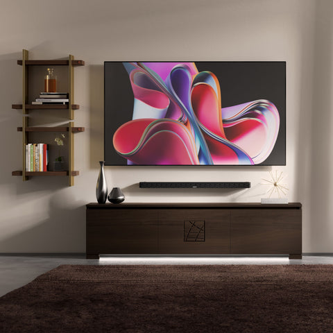 Mobile TV 3 porte grande Modigliani in finitura Moka con decoro Cometa intagliato a mano, apertura a gola e luce LED integrata