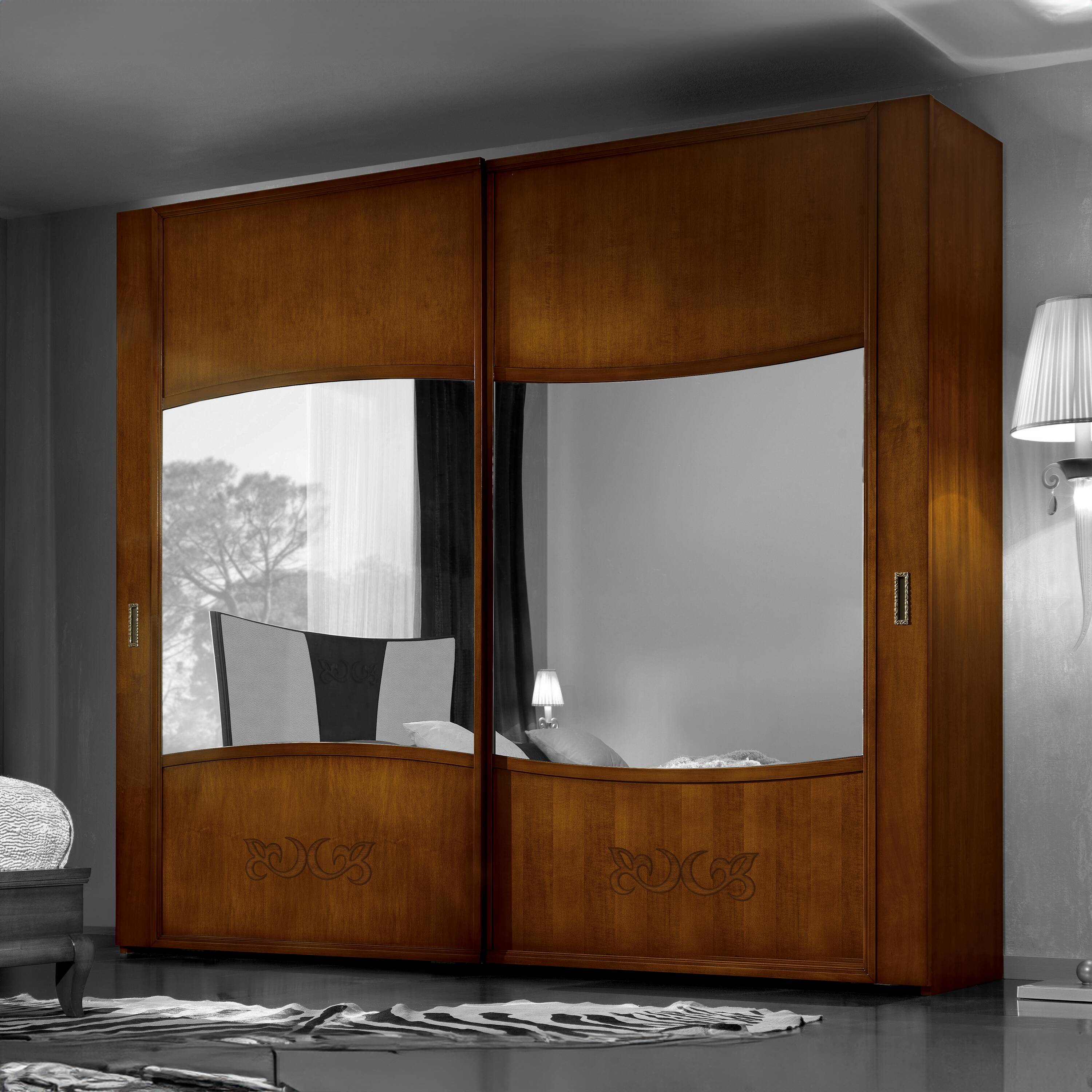 Armadio guardaroba classico D’Angiò in legno con due porte scorrevoli, specchio integrato e decoro in noce, disponibile nei modelli P4102J e P4103J.