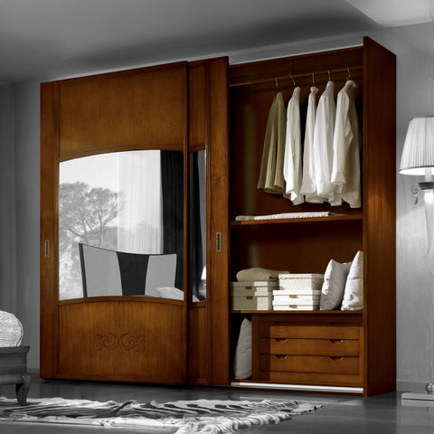 Armadio guardaroba classico D’Angiò in legno con due porte scorrevoli, specchio integrato e vano interno aperto con bastone appendiabiti, ripiani e cassettiera, disponibile nei modelli P4102J L 280 cm e P4103J L 240 cm.