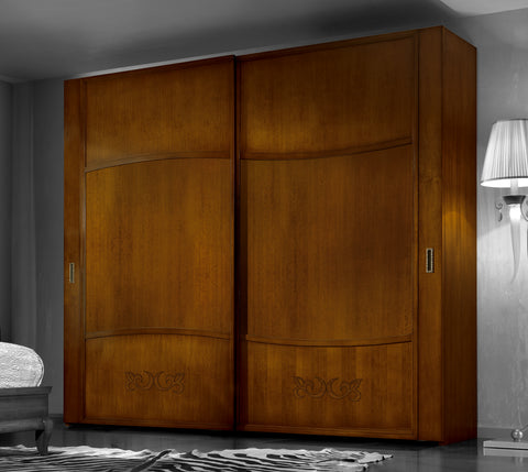 Armadio guardaroba classico D’Angiò in legno con due porte scorrevoli e decoro in noce, disponibile nei modelli P4112 L 280 cm e P4113 L 240 cm.