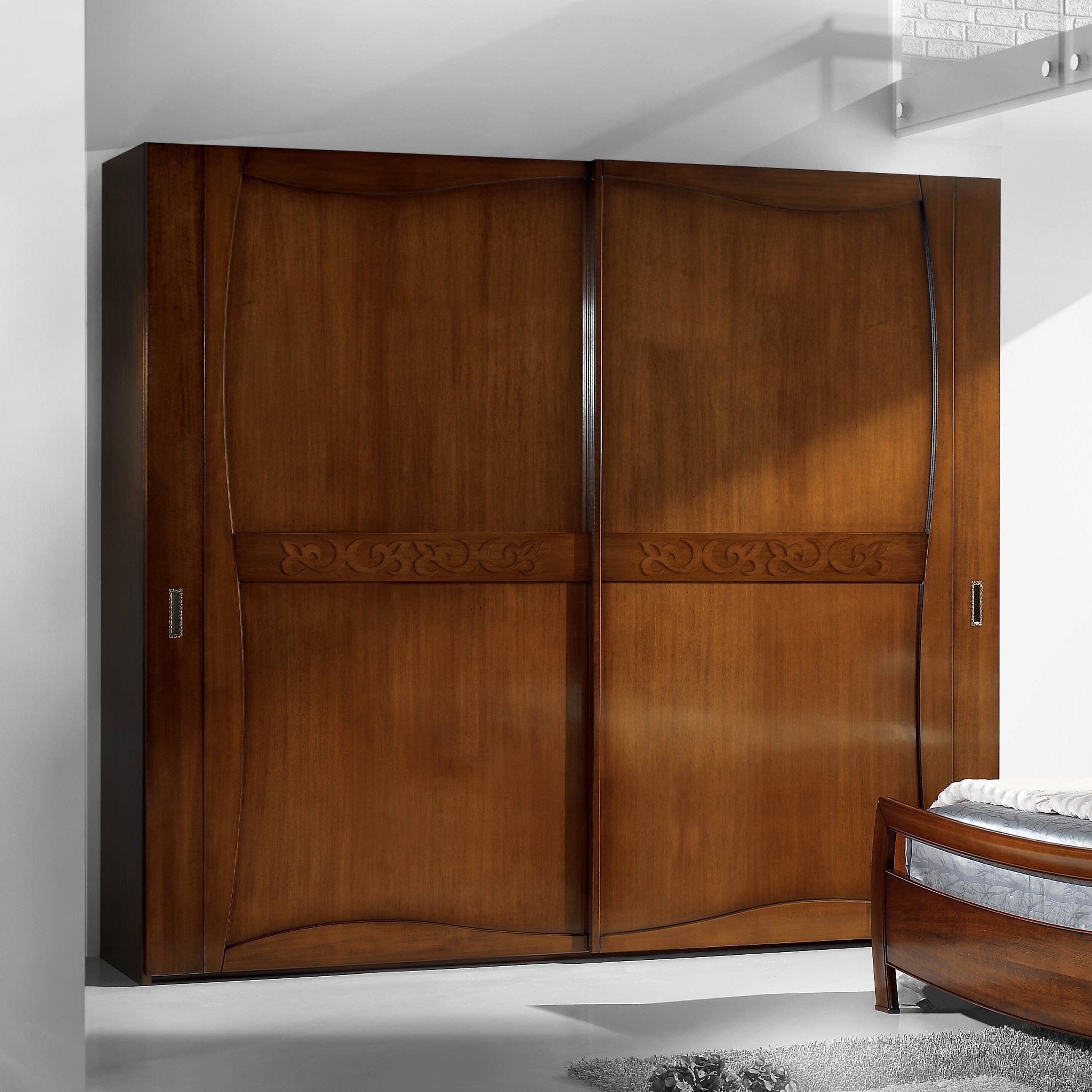 Armadio guardaroba classico Visconti in legno con due porte scorrevoli e decoro in noce canaletto, disponibile nei modelli P4332 L 240 cm e P4331 L 280 cm.
