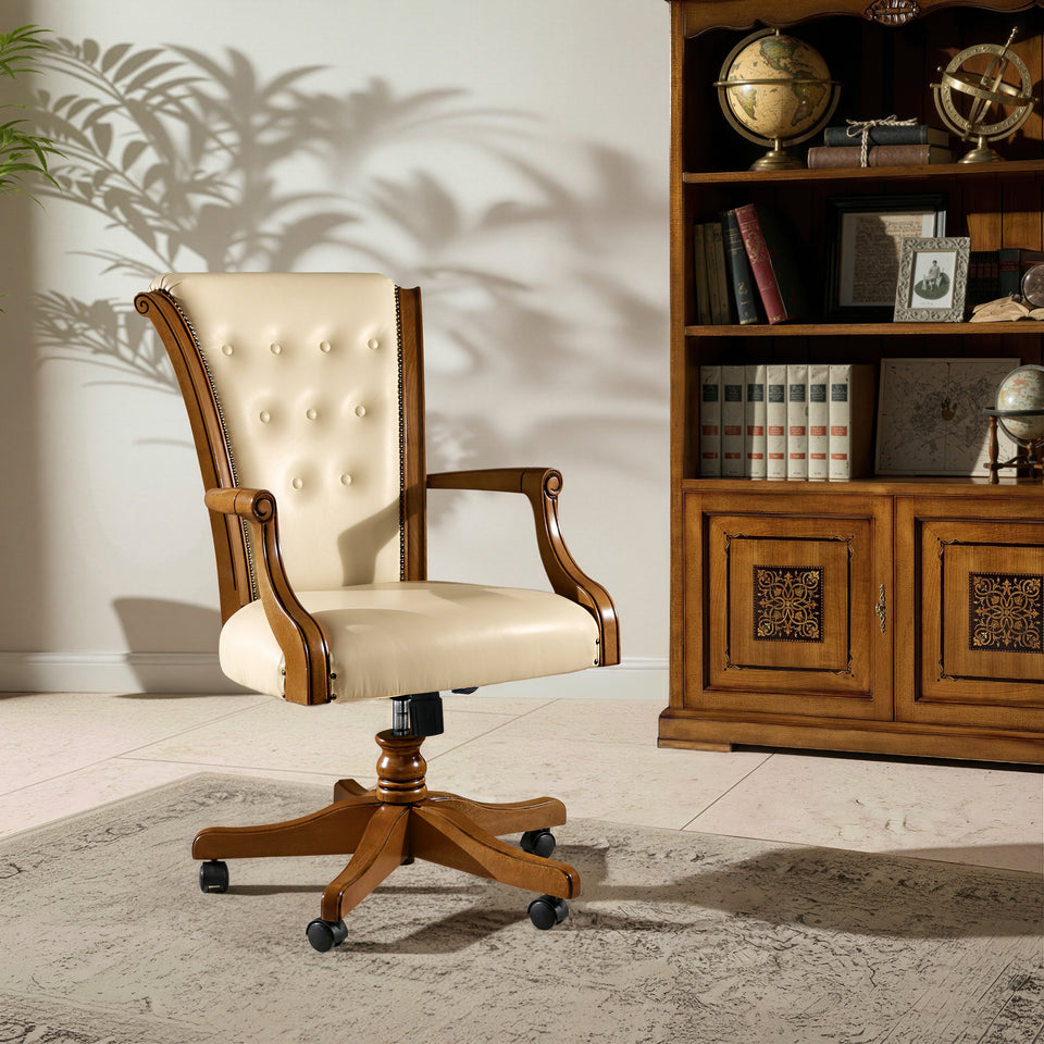 Klassischer drehbarer Sessel Tiziano aus massivem Buchenholz und Echtleder, mit hoher Rückenlehne und Rollen. Handwerkliche Eleganz für Arbeitszimmer, Büro.