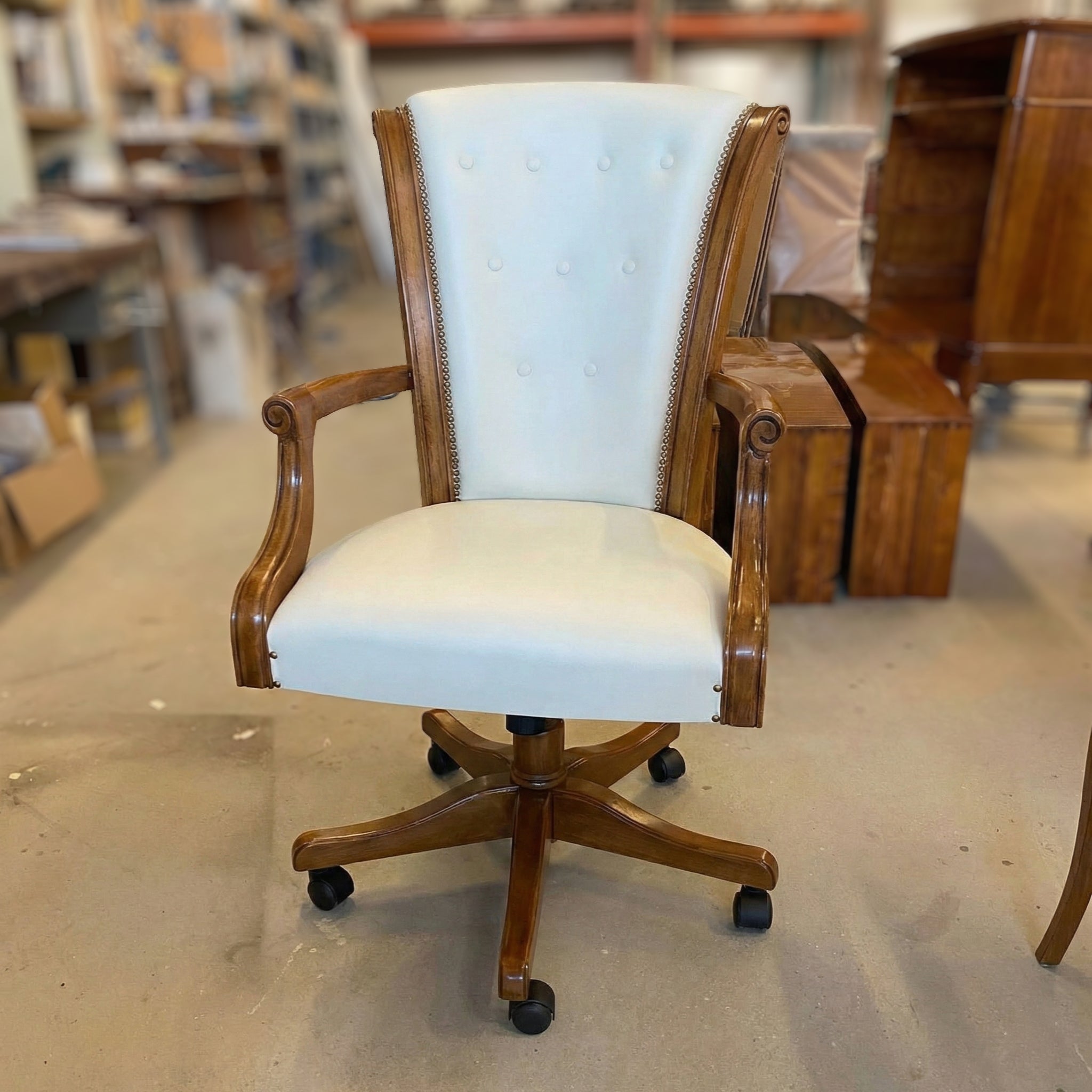 Poltrona sedia classica girevole Tiziano in legno massiccio di faggio e vera pelle, con schienale alto e ruote. Eleganza artigianale per studio, ufficio.