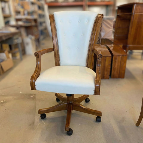 Poltrona sedia classica girevole Tiziano in legno massiccio di faggio e vera pelle, con schienale alto e ruote. Eleganza artigianale per studio, ufficio.