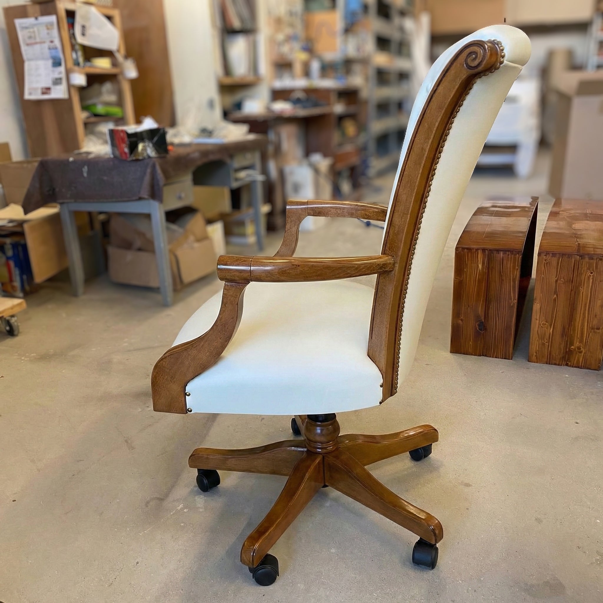 Poltrona sedia classica girevole Tiziano in legno massiccio di faggio e vera pelle, con schienale alto e ruote. Eleganza artigianale per studio, ufficio.