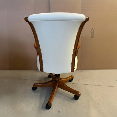 Poltrona sedia classica girevole Tiziano in legno massiccio di faggio e vera pelle, con schienale alto e ruote. Eleganza artigianale per studio, ufficio.