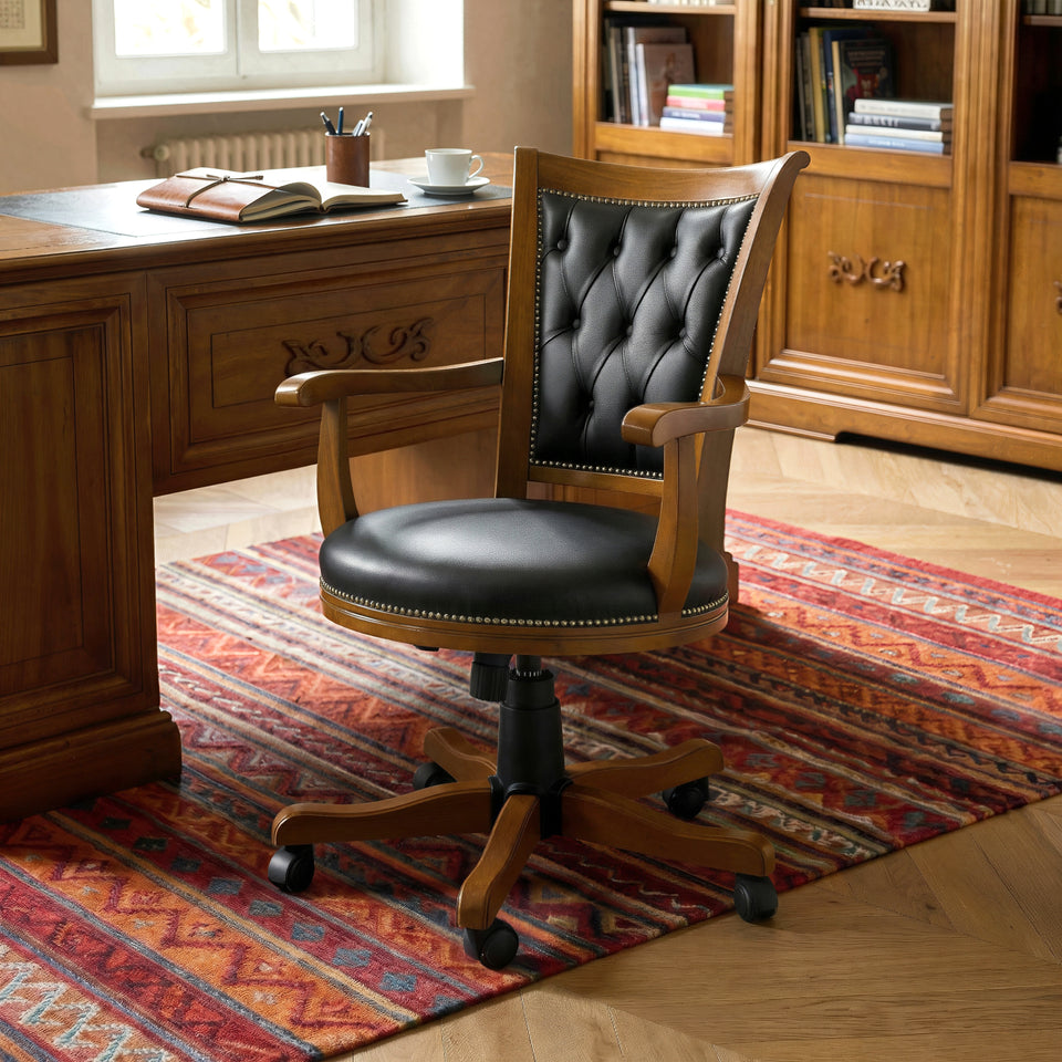 Poltrona sedia classica girevole in legno massiccio di faggio e pelle capitonné, con base su ruote, artigianato Piombini – Tiziano. Eleganza e comfort senza tempo per lo studio e l’ufficio di casa.