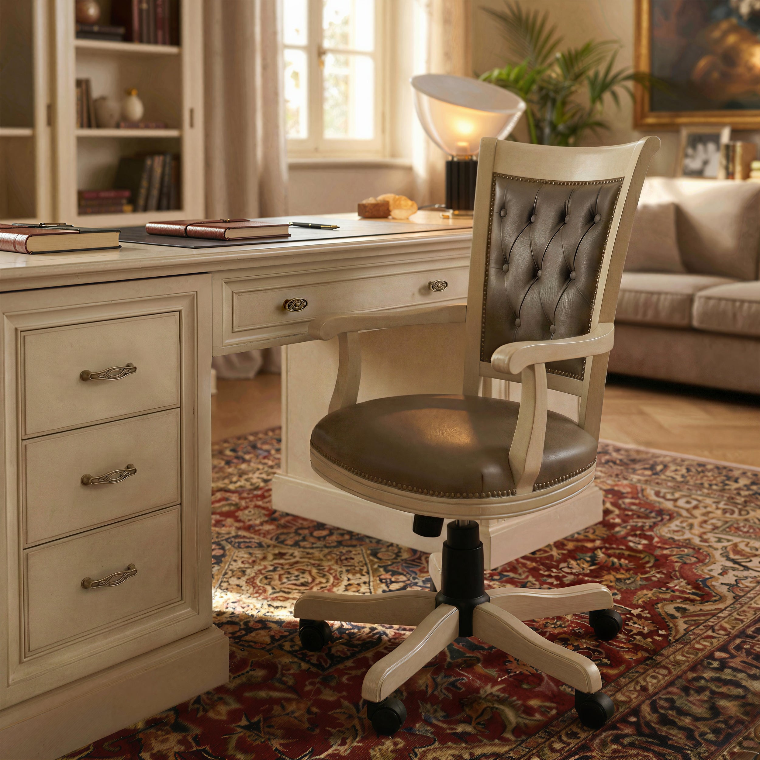 Poltrona sedia classica girevole in legno massiccio di faggio e pelle capitonné, con base su ruote, artigianato Piombini – Tiziano. Eleganza e comfort senza tempo per lo studio e l’ufficio di casa.