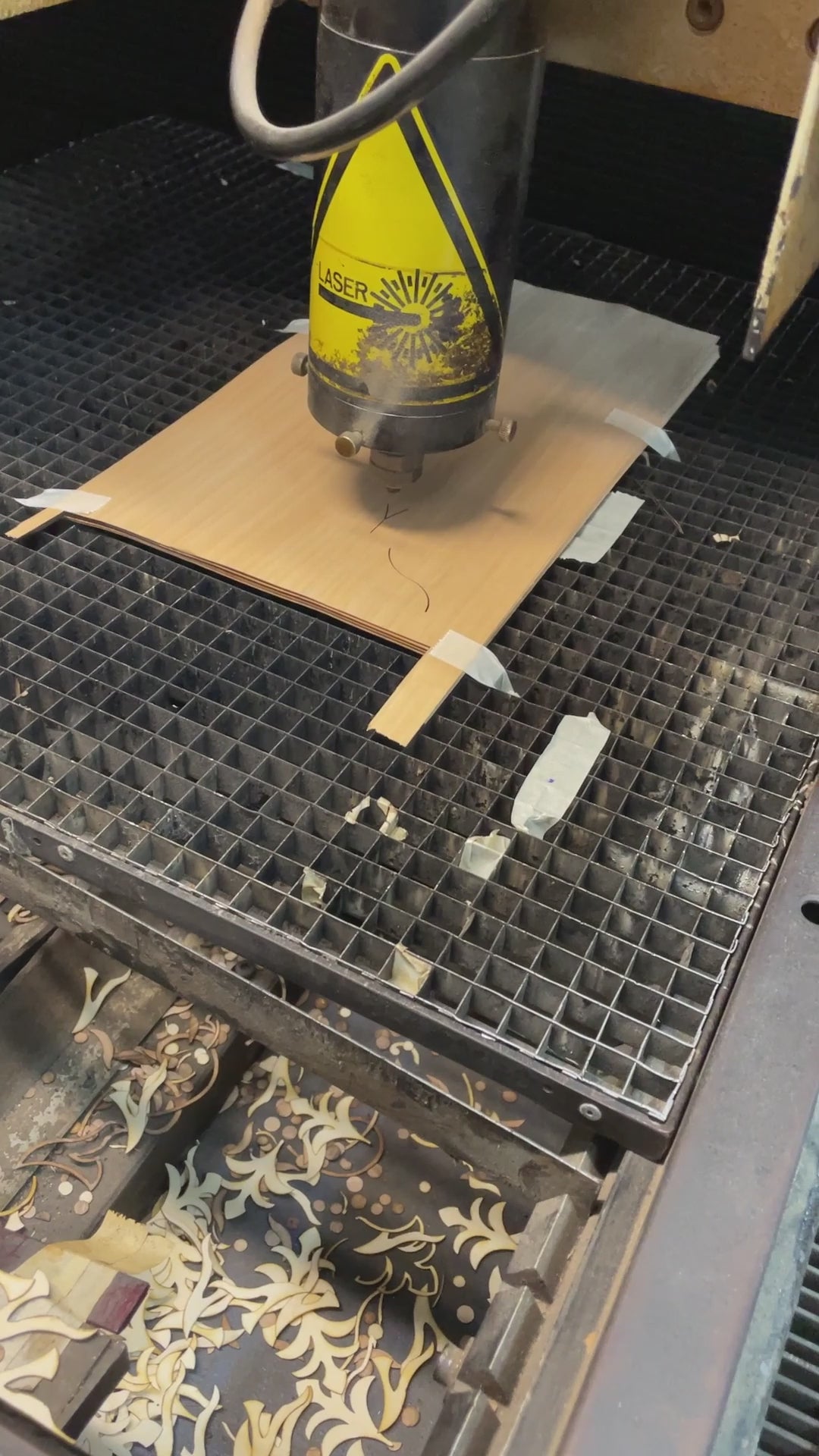 Buffet classique cerisier deux tiroirs deux portes marquetées Art