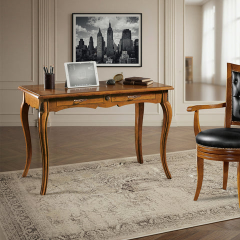 Scrittoio scrivania classica Tiziano con piano parquet in essenze di ciliegio, acero e noce, due cassetti e gambe in legno massiccio, ideale per studio e soggiorno.