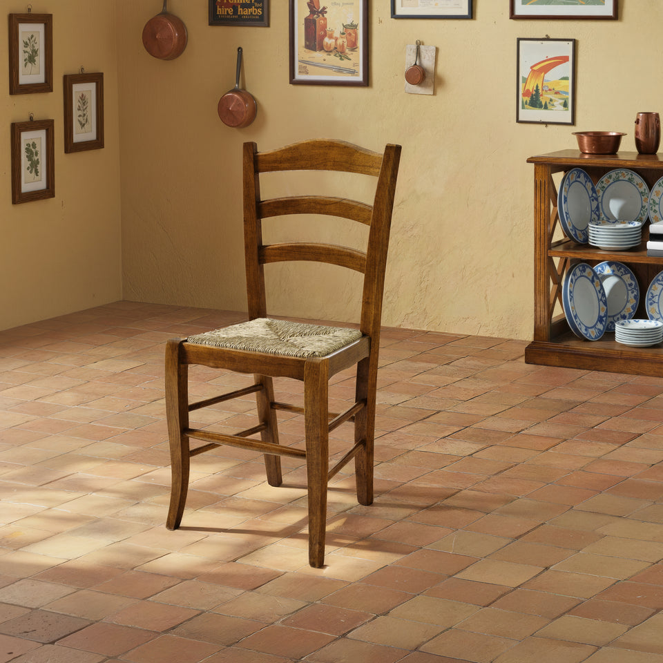 Rustic Montanara Borgo Antico RH3145 chair, sturdy and generously sized, with a handwoven straw seat. A wider, more substantial rustic chair, crafted from solid beech wood with a woven straw seat. Comfort, sturdiness, and tradition in perfect balance.
