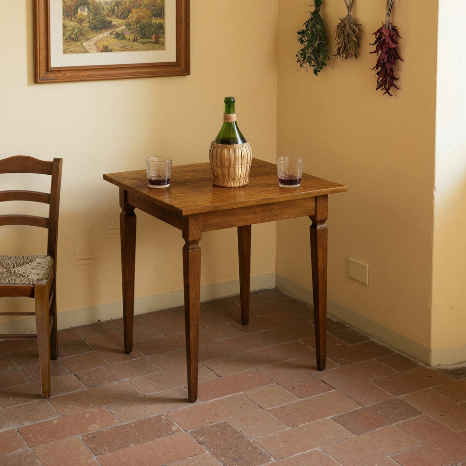 Tavolo quadrato fisso Borgo Antico RH522, semplice e autentico come le tradizioni italiane.  Un tavolo quadrato classico e autentico, pensato per le atmosfere delle osterie e delle botteghe italiane, ma perfetto anche nelle case più raccolte, nei rustici e nelle cucine dal calore genuino. Semplice, solido e carico della tradizione Piombini.