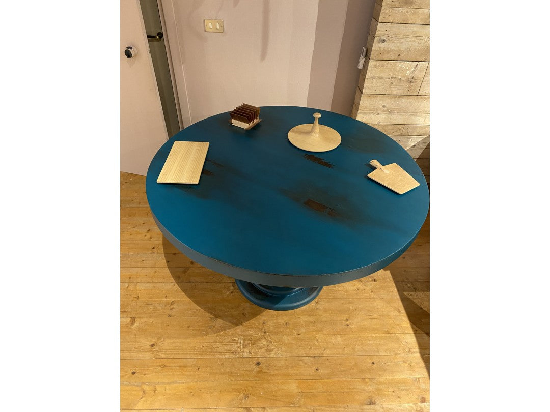 ROUND TABLE IN VINTAGE LACQUERED BRUSHED FIR WOOD FROM THE CARPENTRY