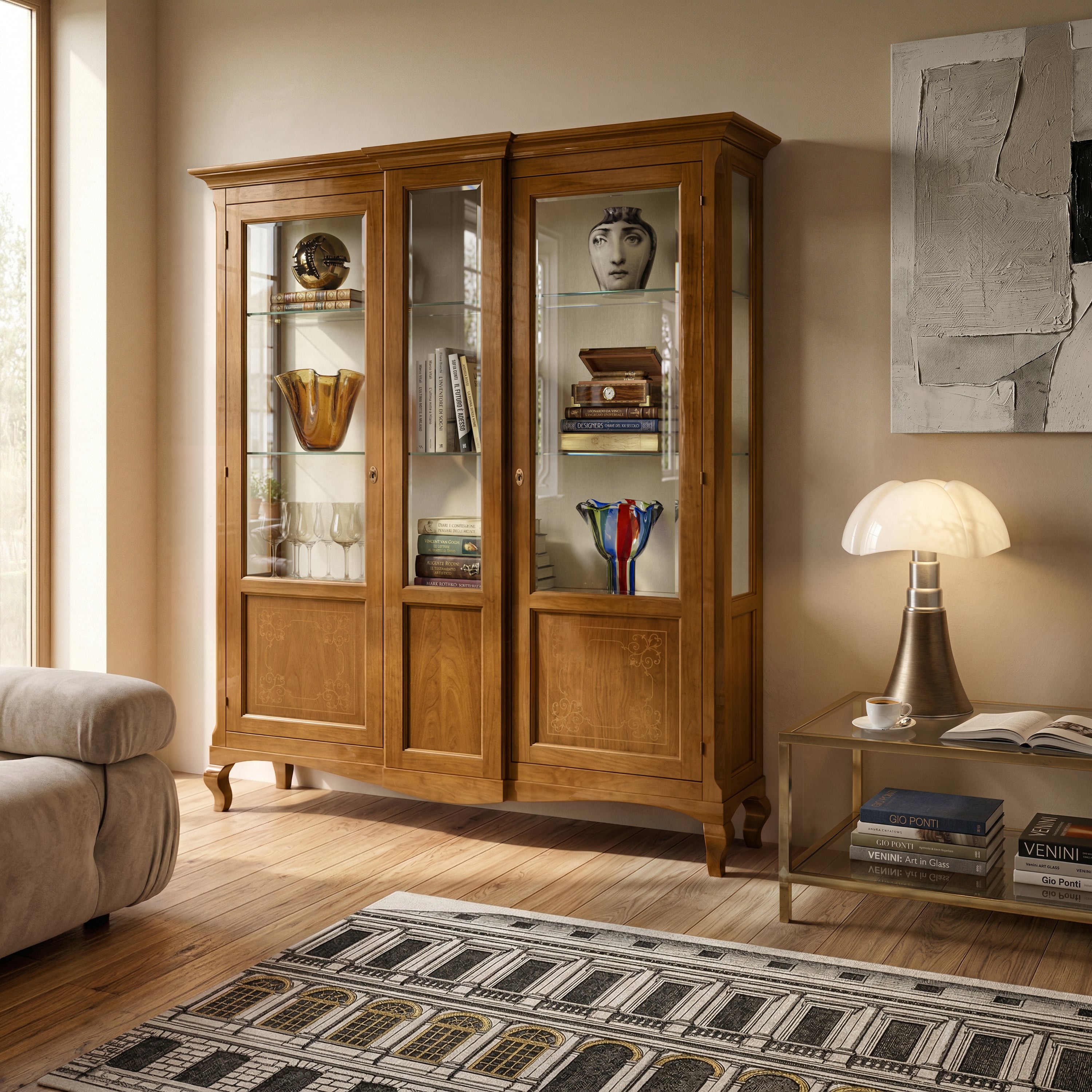 Vetrina classica 2 ante RH607 in legno massello con vetro molato e intarsio floreale vista angolare per soggiorno collezione Tiziano