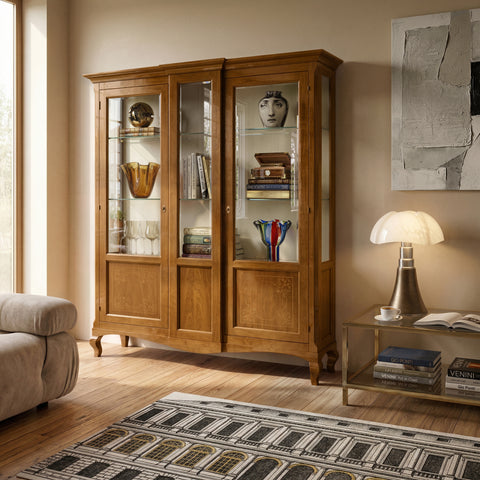 Vetrina classica 2 ante RH607 in legno massello con vetro molato e intarsio floreale vista angolare per soggiorno collezione Tiziano