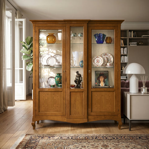 Vetrina classica 2 ante RH607 in legno massello con vetro molato e intarsio floreale, ideale anche come elemento centro stanza o divisorio elegante per soggiorni ampi collezione Tiziano