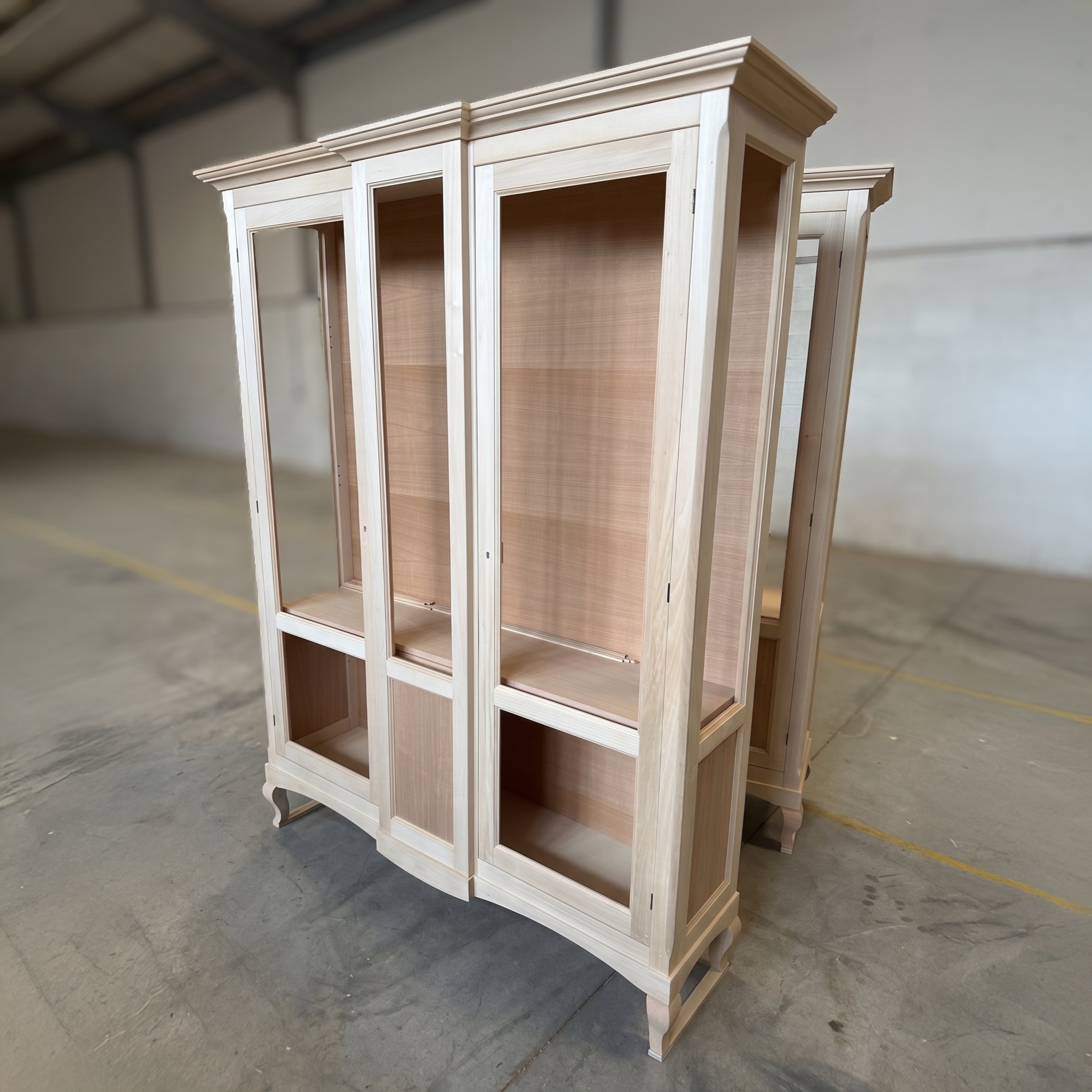 Vista struttura artigianale vetrina classica RH607 in legno con montanti e pannellature lavorate collezione Tiziano